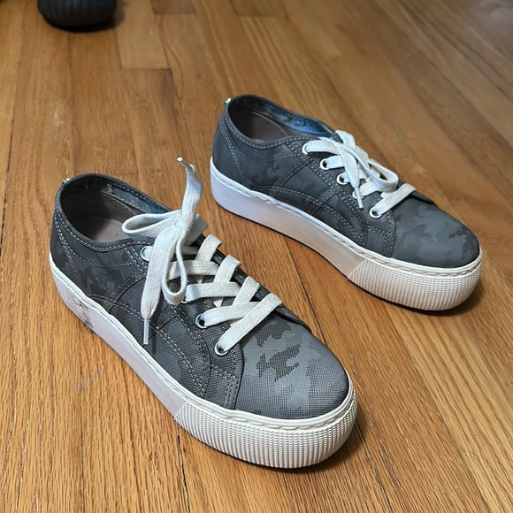 Steve madden reflective camo platforms - Picture 2 of 5